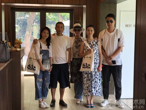 沈朝方胶片摄影新作新书及收藏展在杭州举行