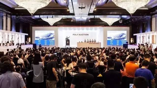 ▲2017年北京保利春拍“中国近现代书画夜场”拍卖现场
