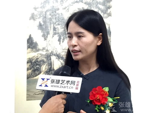 参展画家刘佳接受采访