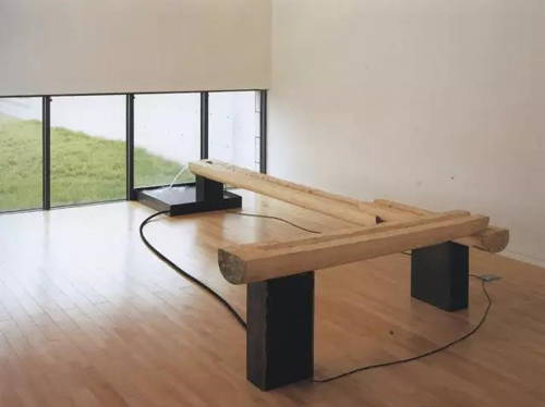 沈文燮，《提问》，综合材料装置，70cm×250cm×530cm，2004年