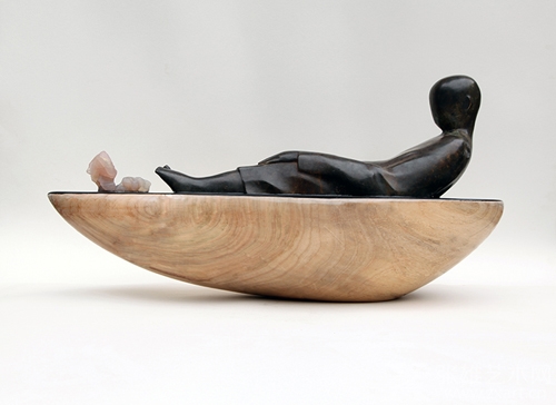 吴永平 闲适70×50×40cm青铜铸造，玛瑙石，香樟木2012
