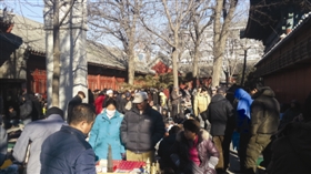 摩肩接踵的北京报国寺收藏品市场