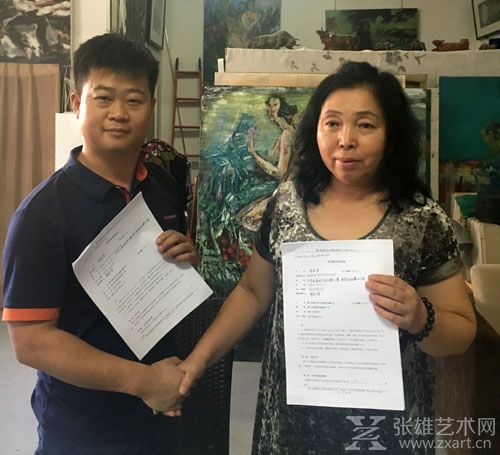   艺术家明丽华（右）与厦门张雄艺术文化股份有限公司常务副总经理陈家心（左）于北京签订合作协议