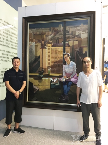 水立方美术馆主委会总经理杨东宝先生（左）与艺术家严子宇（右）合影
