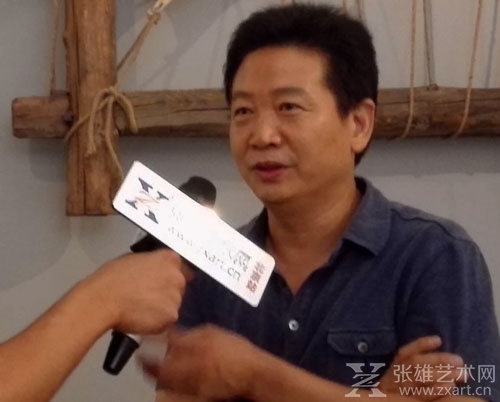 策展人张子康接受采访