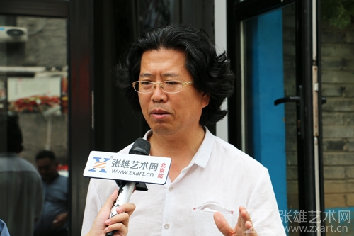 艺术家伯揆接受采访
