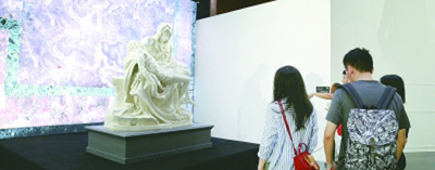 观众在现场参观米开朗基罗雕塑复刻作品。