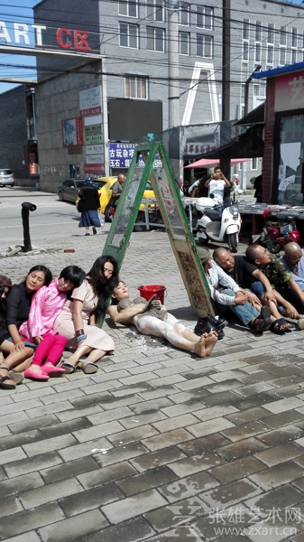室外的“婚证合照”互动装置