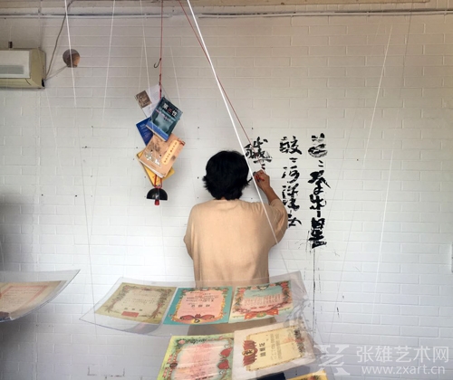 室外的“婚证合照”互动装置