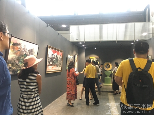 开幕结束后嘉宾参观画展