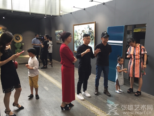 画家为嘉宾讲解