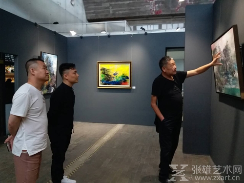此次画展吸引了艺术家黄岩参展，与画家进行交流