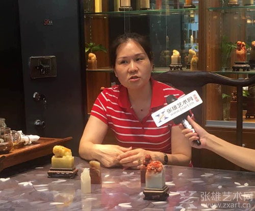   陈彩琴接受张雄艺术网北京站记者采访