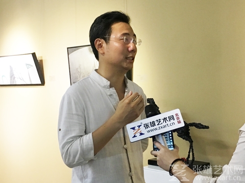 参展艺术家林聪文接受采访