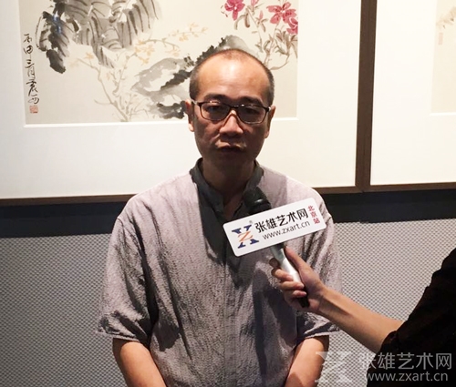 参展画家姚震西接受采访