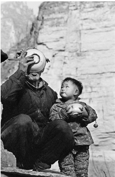 朱宪民 黄河百姓组照——民以食为天 数字喷墨打印照片 1980年 北京首都博物馆