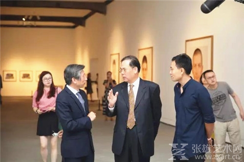 展览总策划、中央美术学院院长范迪安（左一）与中国民生银行办公室主任兼民生美术机构管委会主任陈国强（左二）正在交流