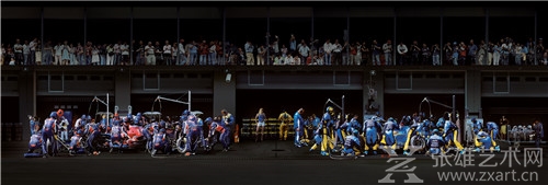 安德里亚斯·古斯基 Andreas Gursky _ F1进站之三 F1 Boxenstop III _ C打印 C-Print _ 188 x 508 x 6.2 cm _ 2007年