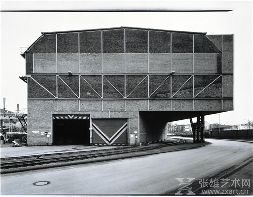 贝恩德和西拉·贝歇 Bernd und Hilla Becher_ 工厂大堂，多特蒙德-霍尔德Fabrikhalle, Dortmund-Hörde_纸质黑白照片 Black and White Photograph_75.5x88x2cm_1989年