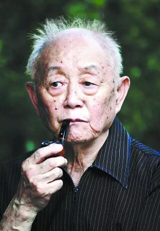 黄永玉"不正经"：93岁开法拉利 还是个段子手