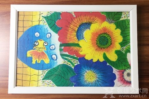 听障儿童绘制图画《金鱼与花》