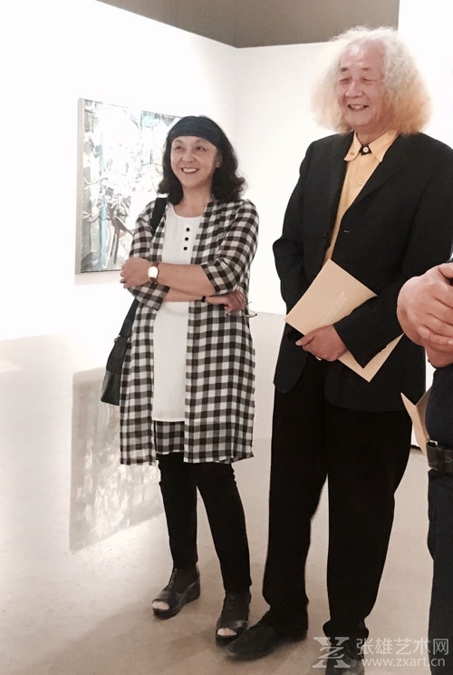美术杂志前主编王仲先生与妻子观看展览