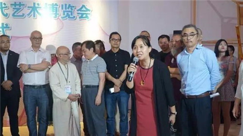 开幕式现场气氛热烈