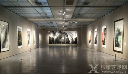 梁明大泼墨山水画《闽壑烟岚》在厦门展出