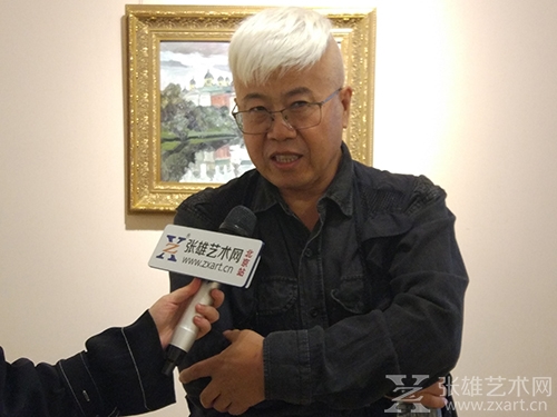 参展艺术家韩春启接受采访