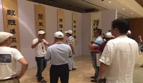 韩斌先生向观展嘉宾介绍80岁老艺术家李式经老师的书法作品