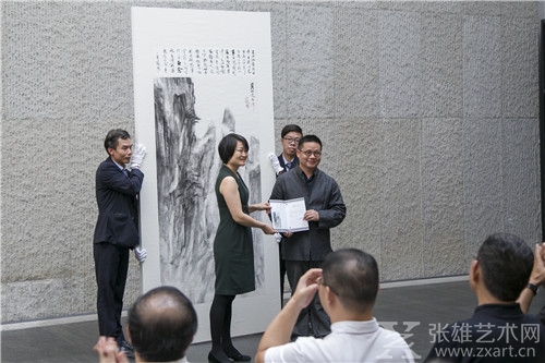 广东美术馆副馆长邵珊向艺术家丘挺颁发捐赠证书