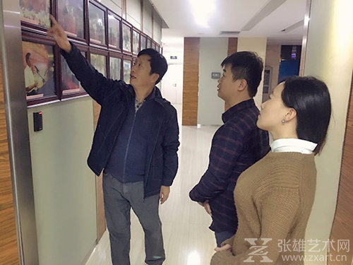 徐波政委为张雄艺术网一行介绍红星阁将军书画院概况