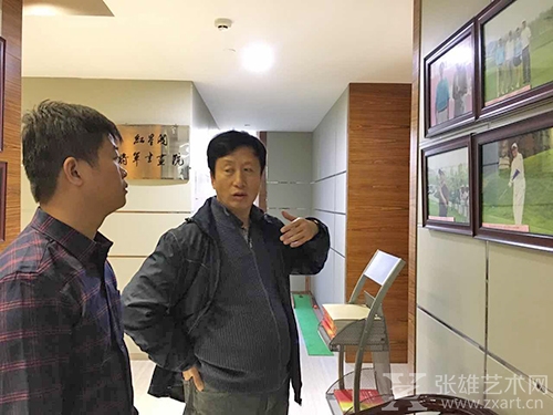徐波政委为张雄艺术网一行介绍红星阁将军书画院概况