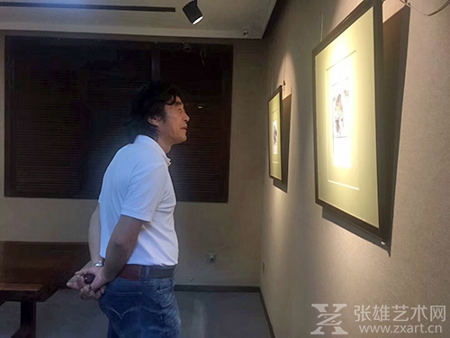 福建美术家协会副主席张立平正在观展