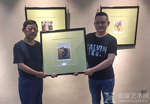 艺术家张啸谷与《《叮嘱》》收藏者赖文贤合影