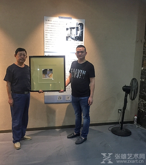 艺术家张啸谷与《人体》收藏者赖文贤合影