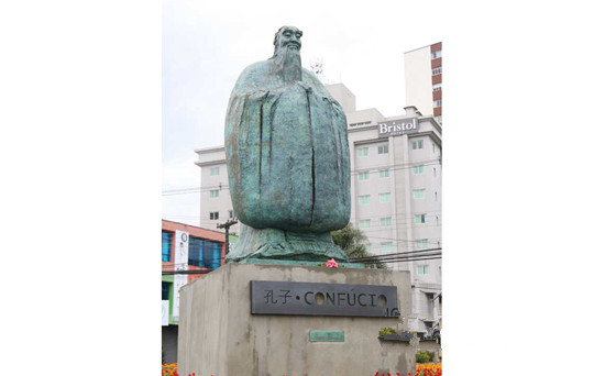   《孔子》雕塑永立于巴西的中国广场 