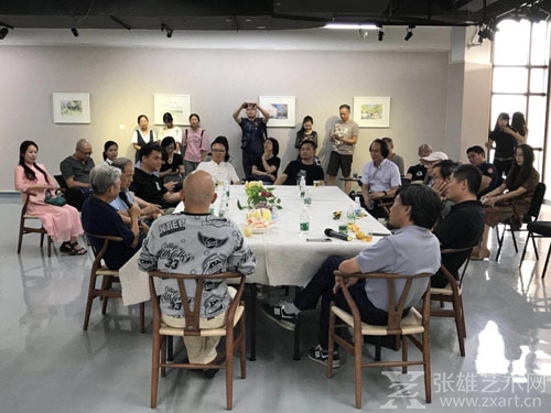 与会嘉宾、媒体参加画展研讨会