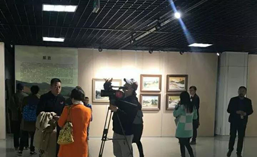 媒体现场采访