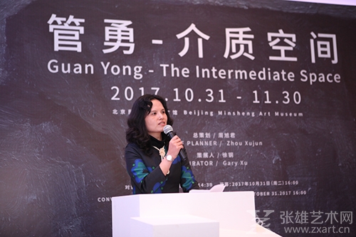 北京民生现代美术馆展览部主任徐沁萍主持展览开幕式