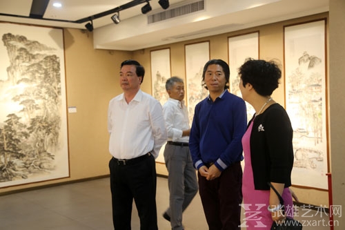 艺术家石进旺引领厦门市人大主任陈家东参观画展