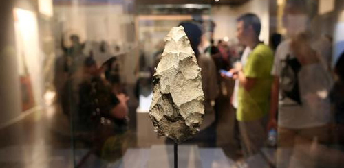 奥杜威手斧,120-140万年前,发现于坦桑尼亚奥杜威峡谷.