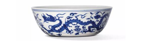 明嘉靖 青花龙凤穿花纹浅盌双圈六字楷书款 直径 13.8 cm. 估价：港元 500,000 -800,000