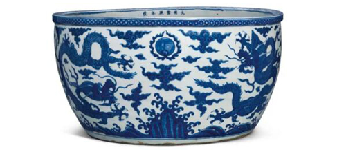 明隆庆 青花双龙戏珠纹缸六字楷书横款 直径 68.5 cm. 估价：港元 1,500,000- 2,500,000