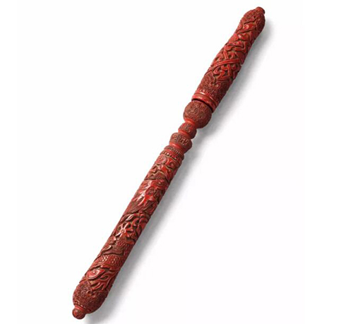 明万历 剔红游龙戏珠纹笔描金「大明万历年制」楷书刻款 长  22.2cm. 估价：港元 350,000 -500,000