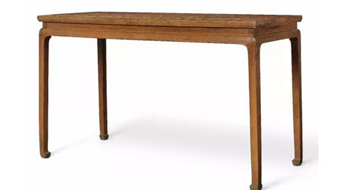 晚明 黄花梨嵌瘿木高束腰马蹄足画案 长 135.2 cm. 深 58.4 cm. 高 81.5cm. 估价：港元 3,000,000- 5,000,000