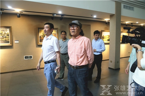 北京书画院院长石齐先生与厦门张雄艺术文化股份有限公司董事长张雄  参观现场