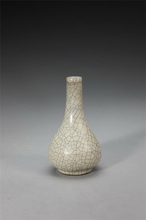 哥窑灰青釉胆式瓶，故宫博物院藏