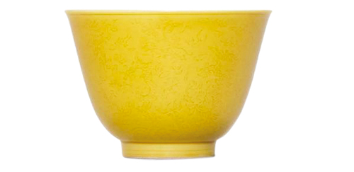 图4 清雍正黄釉暗刻九龙海水纹茶杯，直径8厘米，估价：600万—800万港元