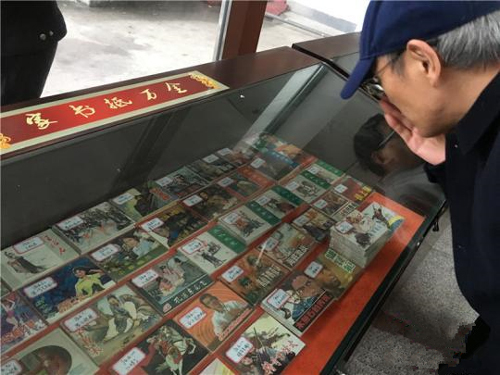 图为老人参观连环画展出